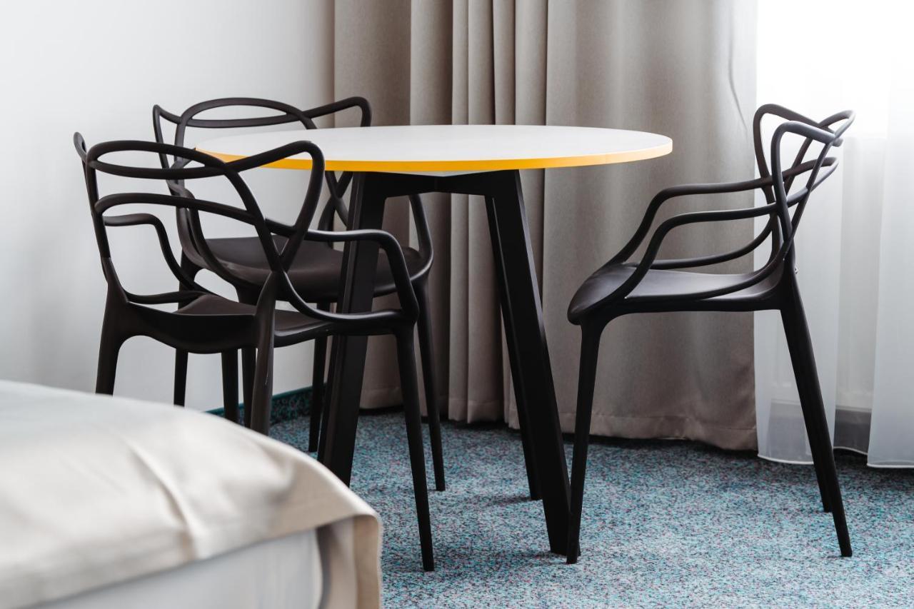 Family Apartments By Astoria Hotel & Medical Spa 卡罗维发利 外观 照片