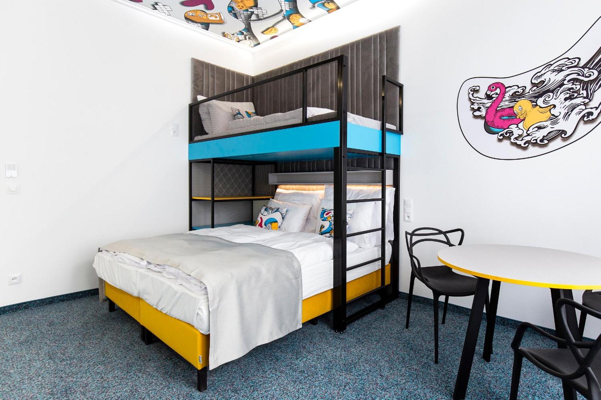 Family Apartments By Astoria Hotel & Medical Spa 卡罗维发利 外观 照片